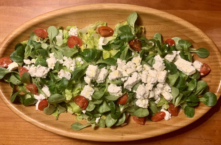 Med vårsalat og feta